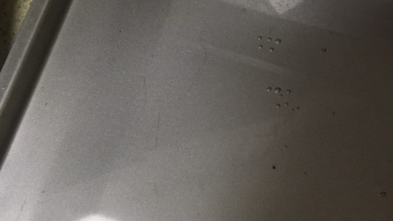 酸奶小蛋糕,取一深烤盘,加入1/3的清水,放入模具