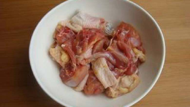 蒜蓉可乐鸡,烹饪方法
1:琵琶腿洗净,剁成小块,加点盐抓匀,放置15分钟。
2:将鸡块放入沸水中汆烫下捞出,温水冲洗干净浮沫,沥干水份。
3:热锅凉油,放入姜片,拍碎的蒜和葱白,小火慢慢煸炒。