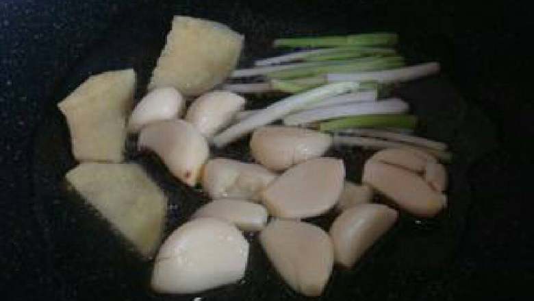 蒜蓉可乐鸡,4:炒到姜蒜有点金黄色,香味出来。
5:放入鸡块翻炒,炒到表皮发干,呈金黄色。
6:加料酒,生抽翻炒至微微上色,一点盐调味。
7:倒入一听可乐煮开,小火煮20分钟左右。
8:大火收汁,撒上葱段。
9:装盘上桌即可。