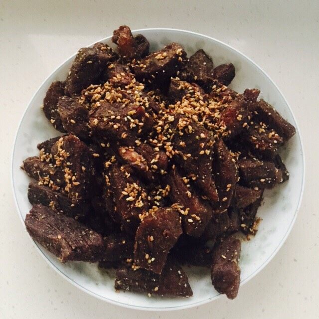 自制牛肉干,控干后撒上烧烤料,大功告成。