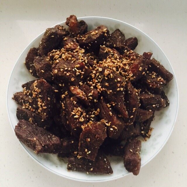 自制牛肉干,控干后撒上烧烤料，大功告成。