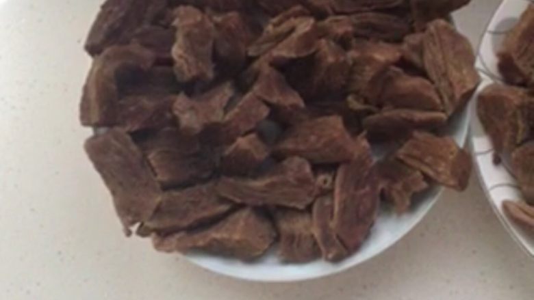 自制牛肉干,出锅控干。
这时可以挑选出几块,留着做炝拌手撕<a style='color:red;display:inline-block;' href='/shicai/ 216'>牛肉</a>😊