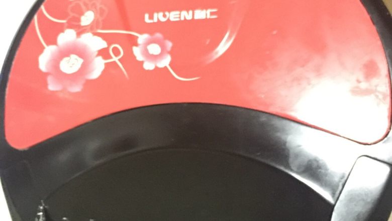 典典家私厨@五分钟早餐4,手抓饼放在电饼铛里煎，不需要加油，煎三分钟到五分钟即可