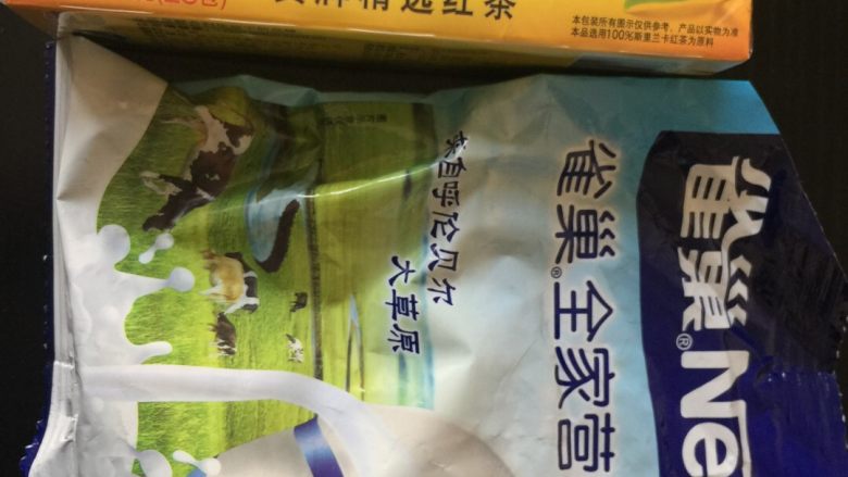 典典家私厨@五分钟早餐4,准备奶茶食材，立顿红茶茶包一袋，<a style='color:red;display:inline-block;' href='/shicai/ 1124'>奶粉</a>几勺