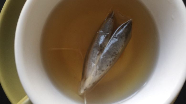 典典家私厨@五分钟早餐4,立顿奶茶茶包开水泡三分钟，取出茶包