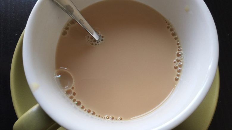 典典家私厨@五分钟早餐4,红茶中加入泡好的奶粉，根据个人口味，喜欢奶味的可以多加入一点奶