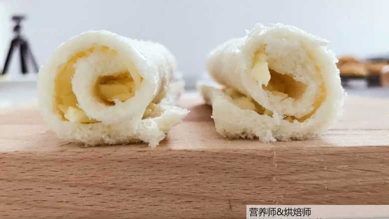 宝宝辅食-芝士熔岩吐司-5分钟搞定,热乎乎的芝士溢出哦!18M+,卷起,卷好后用手指在接缝处轻轻按压固定,放在一边备用。可以用牙签固定下哈,小芽偷懒就没有用了。