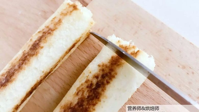 宝宝辅食-芝士熔岩吐司-5分钟搞定,热乎乎的芝士溢出哦!18M+,出锅就可以吃啦,小芽把边缘的切掉一截以保持平整(好吧,强迫症在此),小宝宝吃可以切一小段一小段的哈。
》切段的时候要小心,用刀来回挪动切,像用锯齿刀一样慢慢切。
