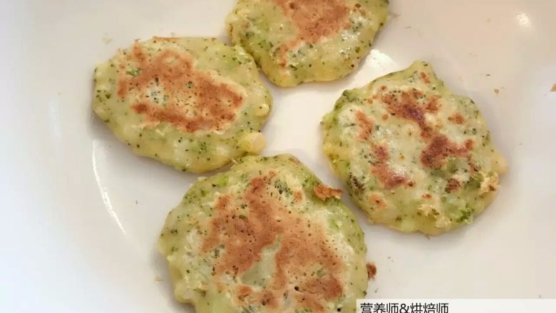 宝宝辅食:深藏不露的小清新,翻面后还是小火煎,反复翻面,直到两面有点金黄就可以了。