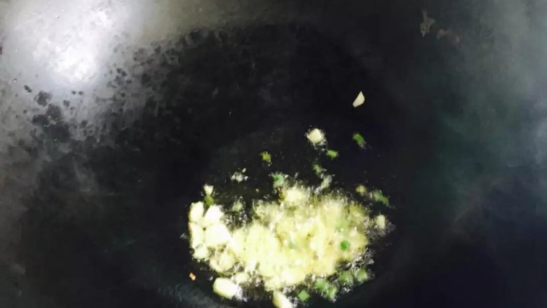 素炒西葫芦,放入葱爆香