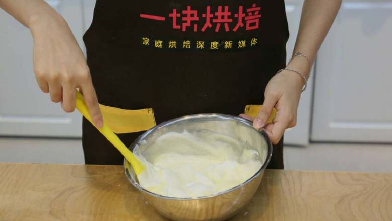 北海道戚风蛋糕,再将蛋白蛋黄糊加入剩下的蛋白糊中翻拌均匀,这个步骤翻拌的速度快一点点,不然面糊会消泡