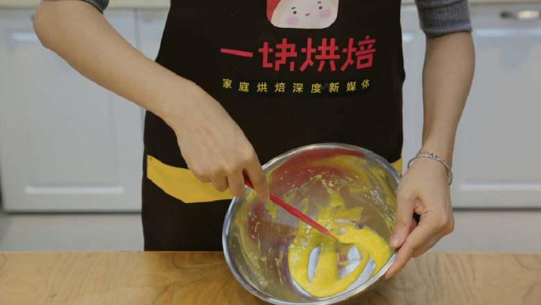 北海道戚风蛋糕,制作卡仕达酱:将蛋黄加入生粉加班均匀