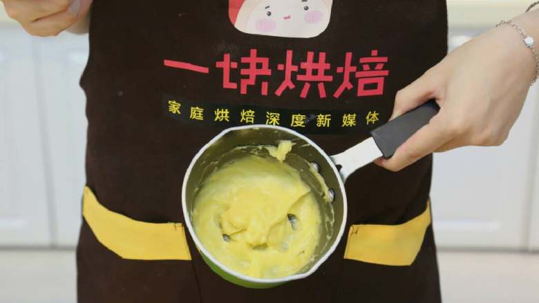 北海道戚风蛋糕,搅拌至顺滑糊状即可,可以坐冰搅拌至顺滑冷却