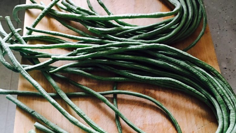 腌酸豆角,先将<a style='color:red;display:inline-block;' href='/shicai/ 4693'>长豆角</a>摘洗干净控干没水份