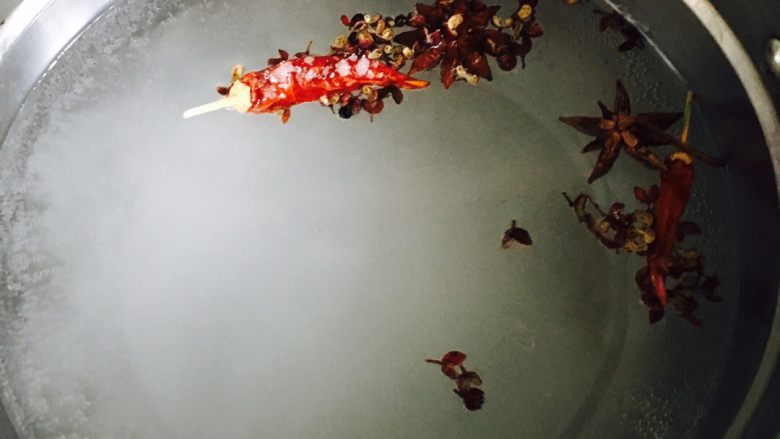 腌酸豆角,水中放入<a style='color:red;display:inline-block;' href='/shicai/ 37'>姜</a>片、<a style='color:red;display:inline-block;' href='/shicai/ 700'>花椒</a>、<a style='color:red;display:inline-block;' href='/shicai/ 695'>八角</a>、辣椒、盐烧开放凉待用