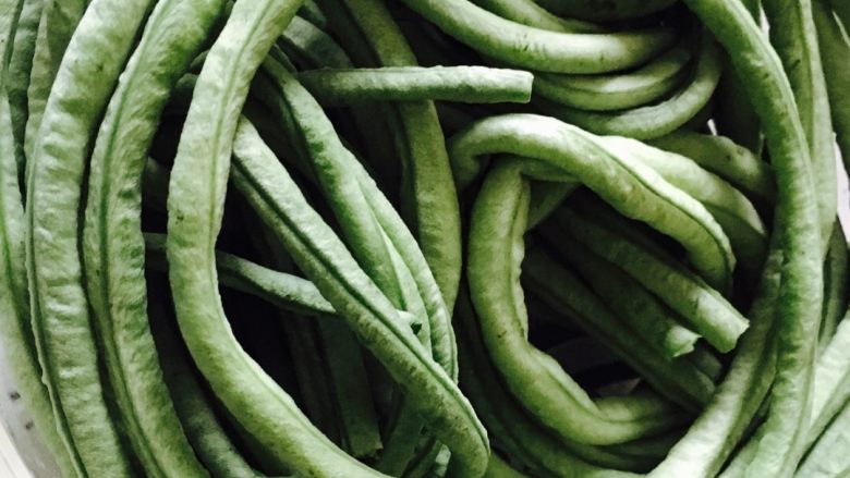 腌酸豆角,保鲜盒不能有水，把长豆角盘入