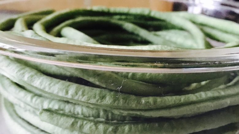腌酸豆角,将所有的长豆角分别放入保鲜盒中