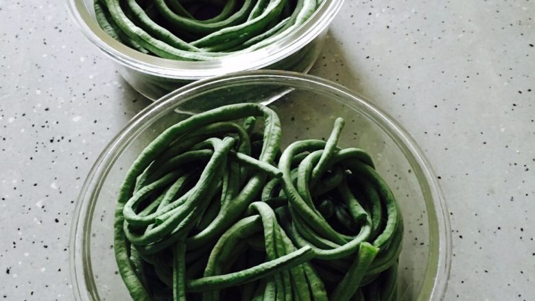 腌酸豆角,把放凉的料水倒入