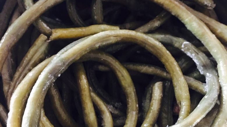 腌酸豆角,腌好的长豆角可以分别装塑料袋冻冰箱里随时可以吃