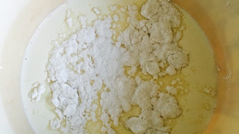芒果千层,动物鲜奶油放打蛋盆中,加糖粉