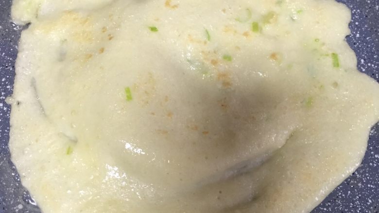 ✨简单版✨鸡蛋饼,像这样就熟了,不要太糊了口感就不太好咯~