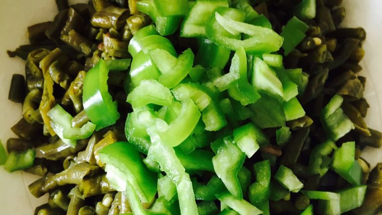 酸豆角炒肉,<a style='color:red;display:inline-block;' href='/shicai/ 5085'>酸豆角</a>切丁，尖<a style='color:red;display:inline-block;' href='/shicai/ 62'>辣椒</a>切丁