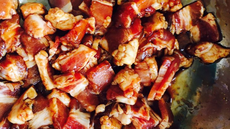 酸豆角炒肉,肉丁放<a style='color:red;display:inline-block;' href='/shicai/ 718'>料酒</a>、盐、<a style='color:red;display:inline-block;' href='/shicai/ 135354'>味极鲜酱油</a>拌匀备用