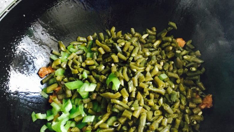 酸豆角炒肉,放入酸豆角尖辣椒翻炒均匀