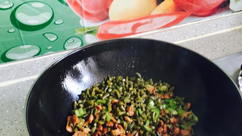 酸豆角炒肉,放少许<a style='color:red;display:inline-block;' href='/shicai/ 10588'>糖</a>、少许高汤翻炒几分钟