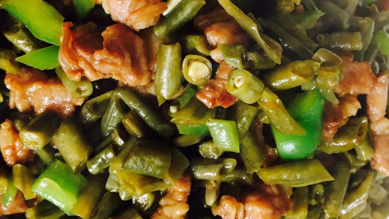 酸豆角炒肉,放适量<a style='color:red;display:inline-block;' href='/shicai/ 847'>香油</a>提味儿关火出锅码盘