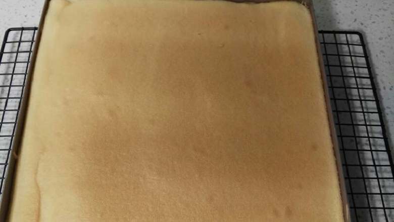 泡芙蛋糕卷,出炉震一下,倒扣脱模。