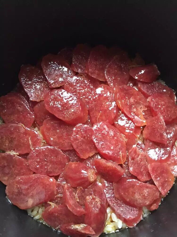 孤独的人总有时间研究美食,腊肠焖饭