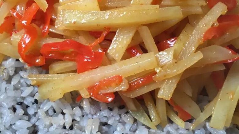 孤独的人总有时间研究美食,辣椒炒土豆，米饭加了黑芝麻