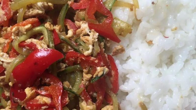 孤独的人总有时间研究美食,红辣椒黄瓜炒蛋