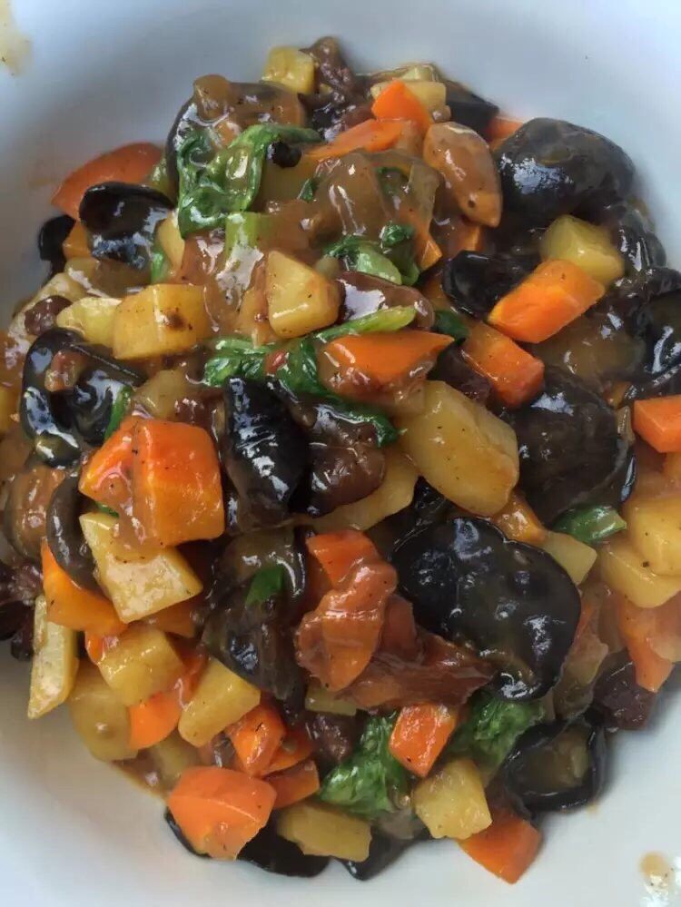 孤独的人总有时间研究美食,土豆胡萝卜炒木耳加粉条