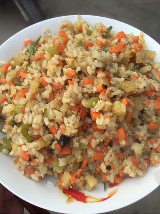 孤独的人总有时间研究美食,蛋炒饭，看起来有些糟糕