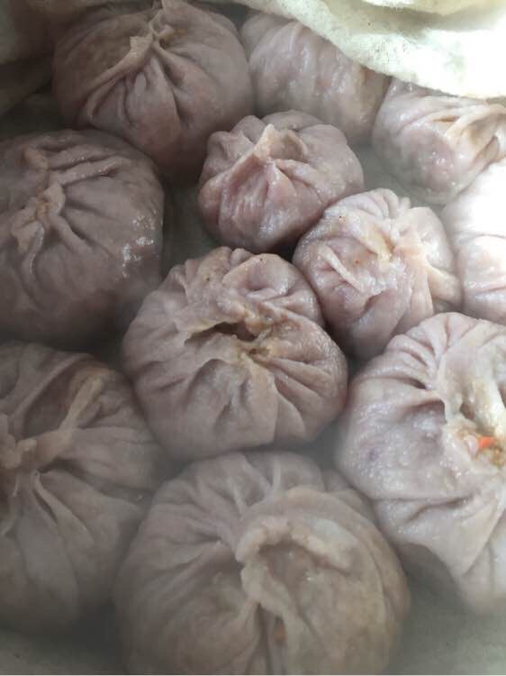 孤独的人总有时间研究美食,包子，用紫甘蓝和面，就成这颜色啦