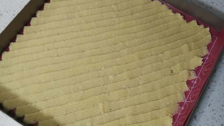 泡芙蛋糕卷,然后挤薄一点,不然会不够挤的,要挤得连在一起的,不然烤好了一拿出来泡芙条之间容易分开。