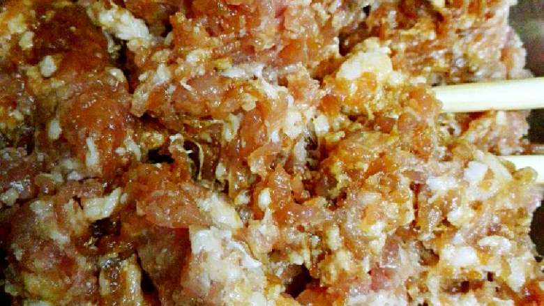 手工肉包子,做肉馅，将猪肉切成小块，然后再剁肉，我觉得手工剁的肉，肉质，口感会好些😁😁😁