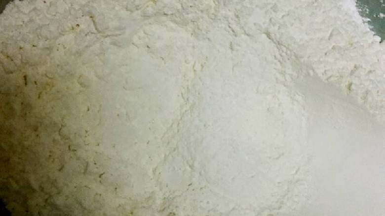 手工肉包子,称好面粉