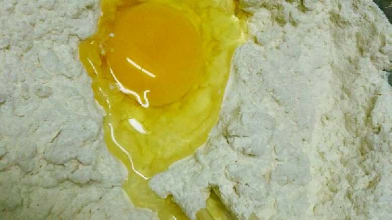 手工肉包子,打入鸡蛋