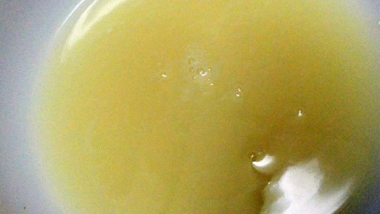 手工肉包子,<a style='color:red;display:inline-block;' href='/shicai/ 731'>酵母</a>用温水化开放置3-5分钟