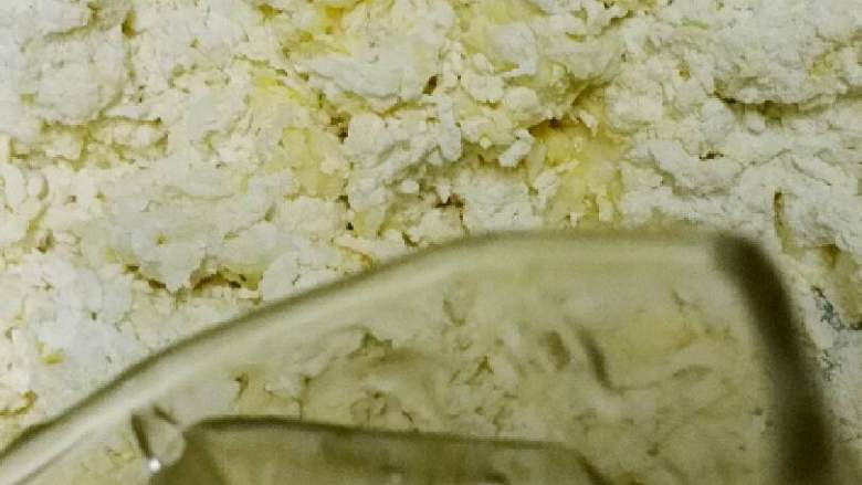 手工肉包子,把酵母水倒入面粉，边倒边用筷子搅拌，还有水，不要一下子倒，边倒边搅，面粉牌子不同，吸水量也会有所不同的