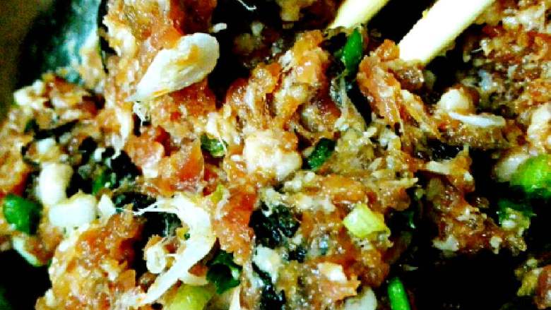 手工肉包子,面团发酵期间，我们来弄馅，把刚才剁好的<a style='color:red;display:inline-block;' href='/shicai/ 428'>五花肉</a>，调上<a style='color:red;display:inline-block;' href='/shicai/ 721'>蚝油</a>，<a style='color:red;display:inline-block;' href='/shicai/ 788'>生抽</a>，<a style='color:red;display:inline-block;' href='/shicai/ 3729'>白糖</a>，<a style='color:red;display:inline-block;' href='/shicai/ 3250'>葱</a>，<a style='color:red;display:inline-block;' href='/shicai/ 288'>虾皮</a>，<a style='color:red;display:inline-block;' href='/shicai/ 273'>紫菜</a>，搅拌好