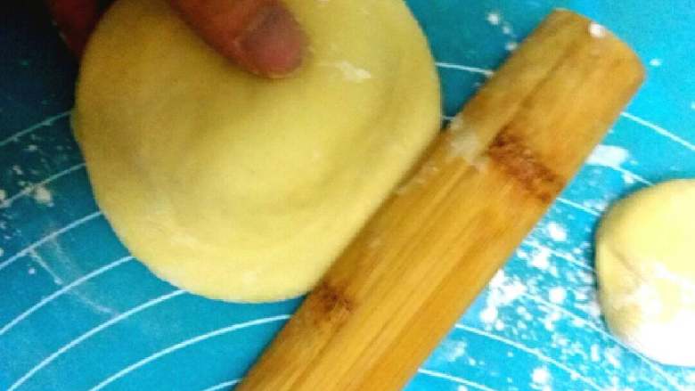 手工肉包子,面团分成鸡蛋大小的剂子，在面板洒上一层薄粉，擀成中间厚，外面薄的面饼