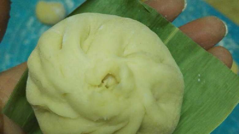 手工肉包子,这样就包好了，如果蒸笼里有屉布就不用另外垫东西，因为本人比较喜欢粽叶的香叶😂😂😂😂