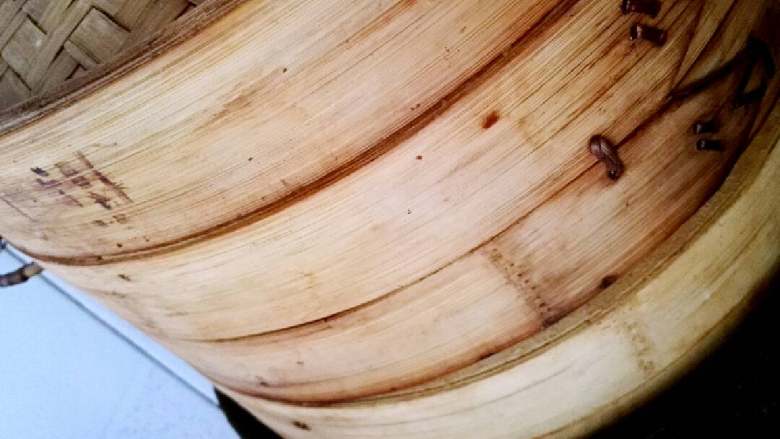 手工肉包子,次发酵完成后就是开始蒸了。 我都是把水提前烧开后再放上去大火蒸15-20分钟（看包子大小决定，一般不超过25分钟）。 原因：现在的自来水都含氯，水一经烧开氯就会蒸发掉，所以我喜欢开水上蒸笼，就是要多浪费一些煤气（也有很多亲冷水上锅直接蒸），其实都可以的，中火蒸，蒸好关火，不能马上揭盖哦，焖3至5分钟即可