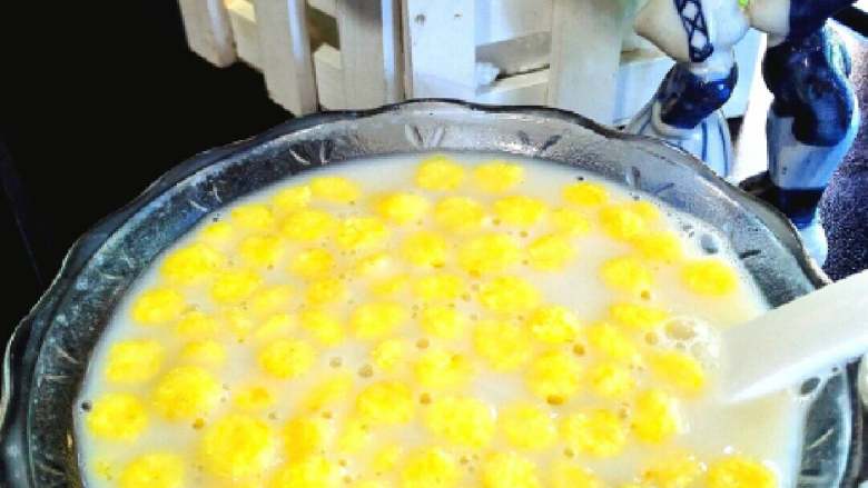 手工肉包子,再配碗玉米片泡的五谷豆浆😍😍😍😍