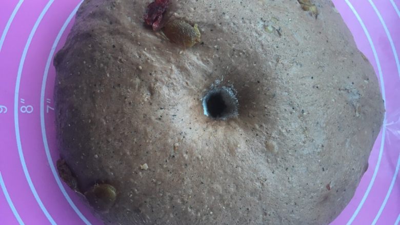 干果软欧包,手指蘸面粉戳洞不塌不缩即可