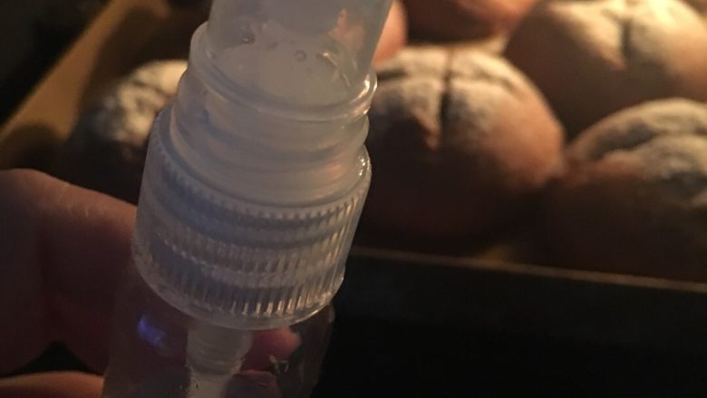 干果软欧包,烤箱180度预热,中层18-20分钟,烤前先在烤箱内喷洒一些水份